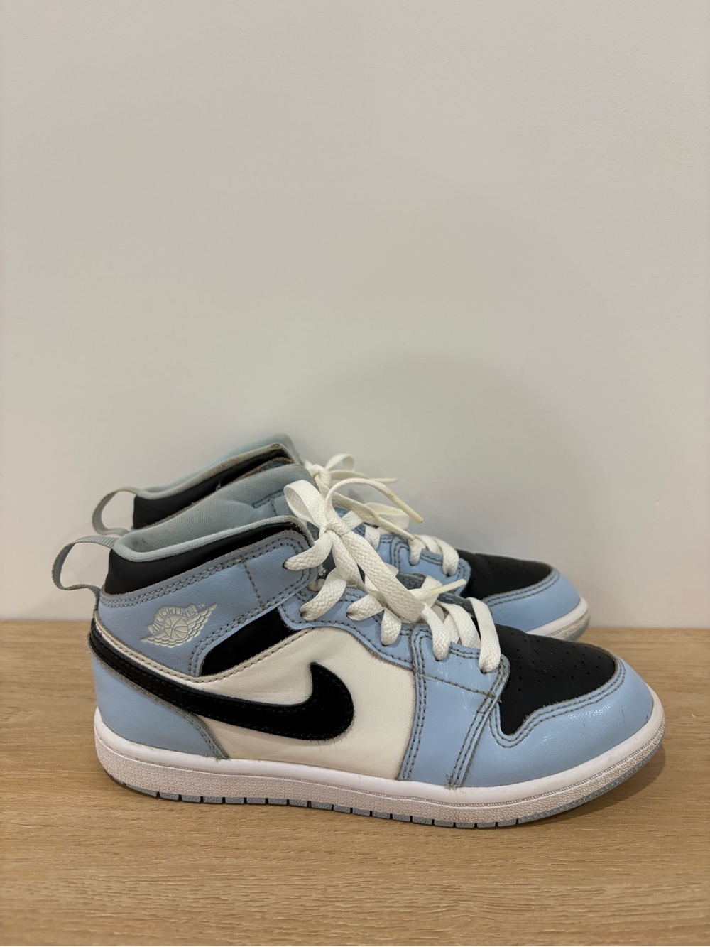 Boys Air Jordan 1 / Size 2Y